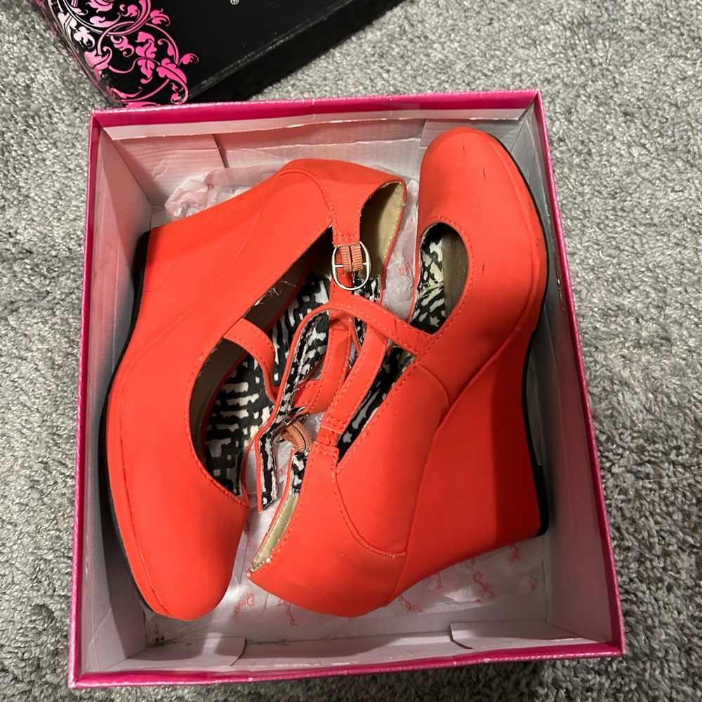 Cupid size 7.5 Tangerine Wedges